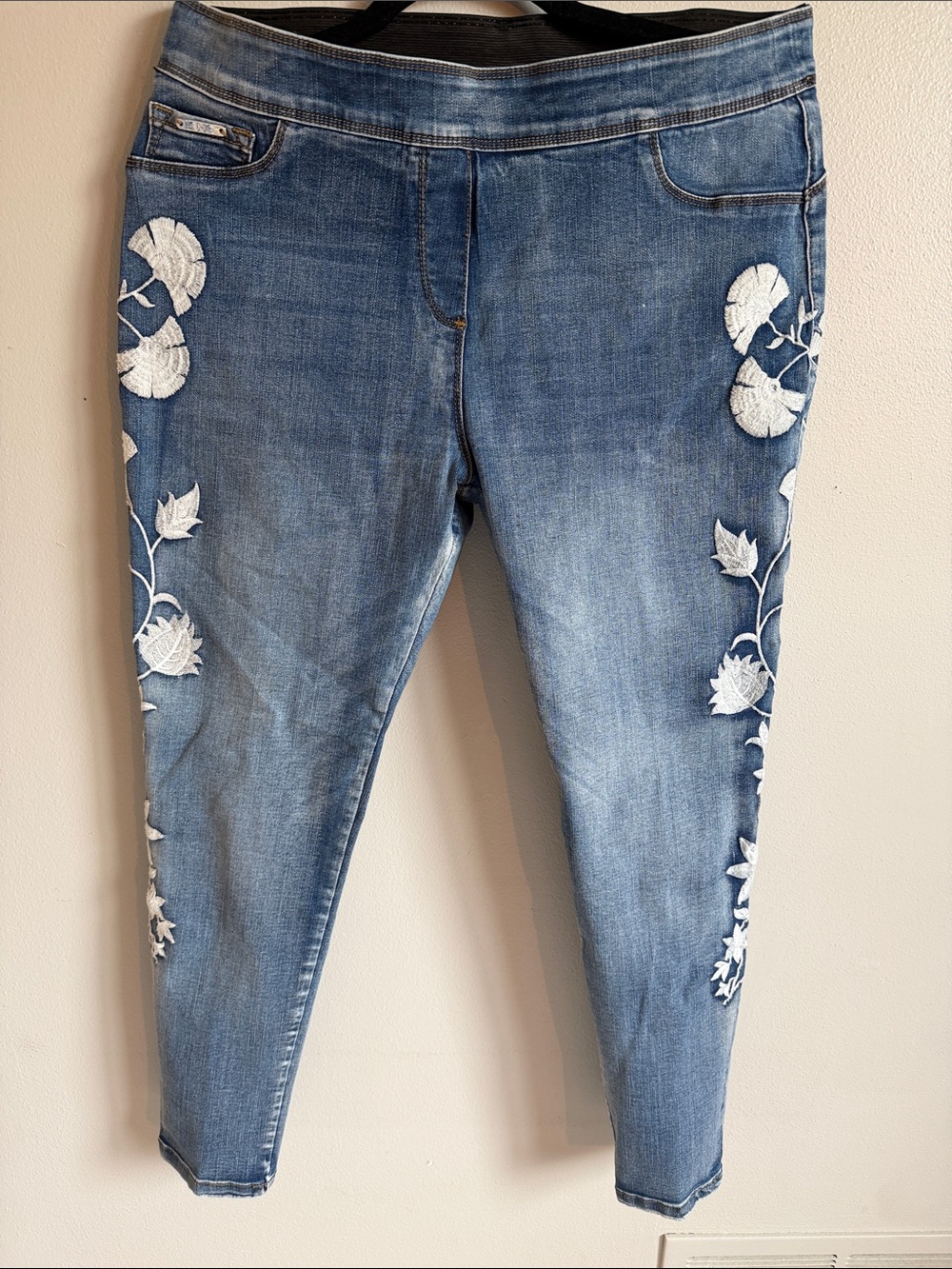 Coco and Carmen Women's Skinny Jeans - White Floral Detail Size L